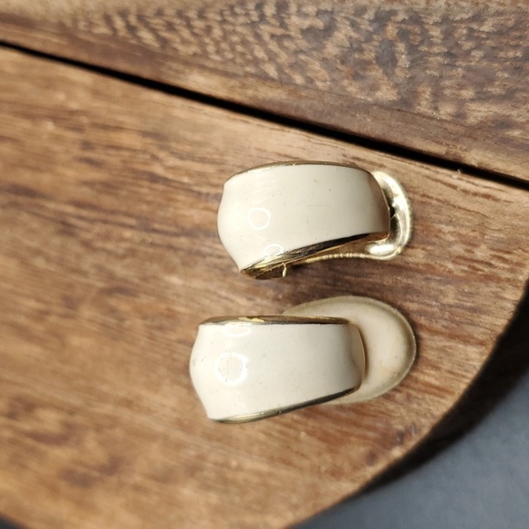 E518 cream eggshell vintage clip on earrings - Picture 1 of 3